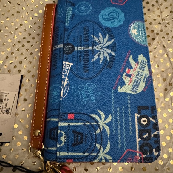 🆕Dooney & Bourke Disney Vacation Club Resorts
Zippered Wristlet Wallet